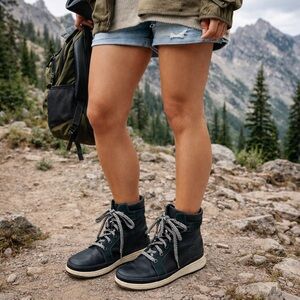 Chaco Sierra Black Waterproof Boots – Women’s Size 6